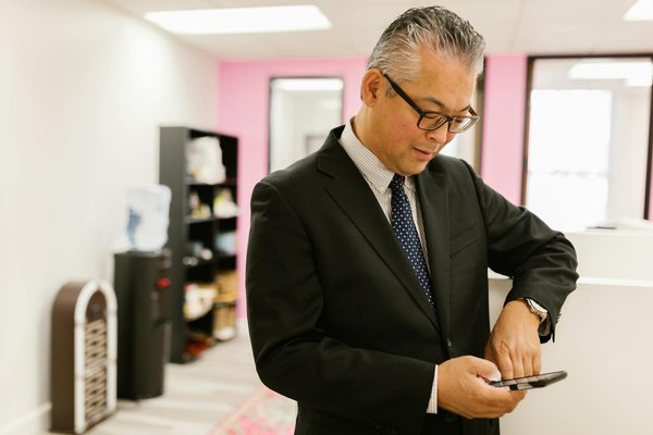 Stratégies créatives pour exceller dans la gestion de la conformité réglementaire des secteurs très réglementés